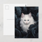 Leuke harige witte kat die tussen de bladeren zit briefkaart (Voorkant / Achterkant)
