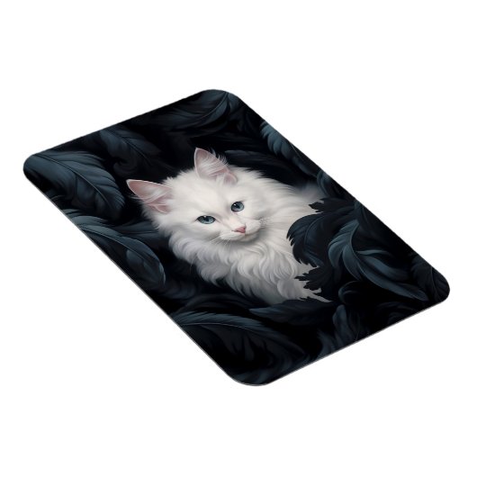 Leuke harige witte kat die tussen de bladeren zit magneet (Rechterzijde)