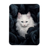 Leuke harige witte kat die tussen de bladeren zit magneet (Verticaal)