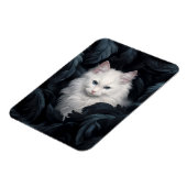 Leuke harige witte kat die tussen de bladeren zit magneet (Linkerzijde)