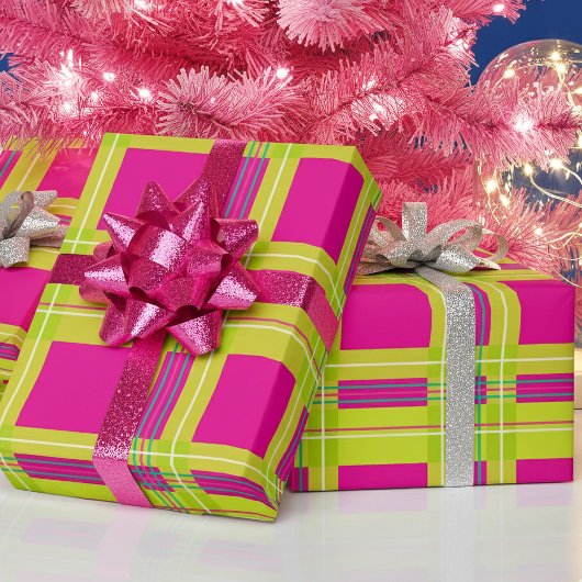 Leuke helder geruite roze kerst cadeaupapier