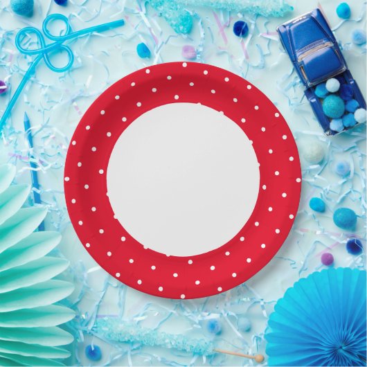 Leuke helderrode polka gestippelde buitenrand op w papieren bordje (Feest)