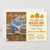 Leuke herfst meisje pompoen verjaardag foto uitnod kaart (Voorkant)