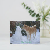 Leuke hond kussen sneeuwpop sneeuwscène bij Kerstm Briefkaart (Staand voorkant)