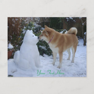 Leuke hond kussen sneeuwpop sneeuwscène bij Kerstm Briefkaart