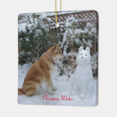 Leuke hond zit met sneeuwpop met kerst keramisch ornament (Links)