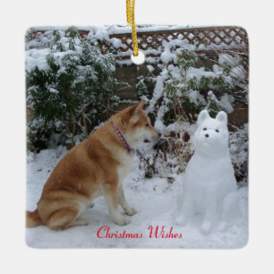 Leuke hond zit met sneeuwpop met kerst keramisch ornament