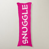 Leuke jumbo tekst of naamtypografie op fuchsia lichaamskussen (Voorkant Verticaal)