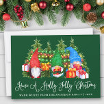 Leuke kalligrafie Holly Jolly Christmas Gnomes Gre Feestdagenkaart<br><div class="desc">Modern Fun Calligraphy Script Hebben een Holly Jolly Christmas Waterverf Gnomes Holiday Kaart met pijnbomen. Familienaam en Jaar - Bos Groene achtergrond en kleurrijke string lichten.</div>