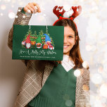 Leuke kalligrafie Holly Jolly Christmas Gnomes Gre Groot Cadeauzakje<br><div class="desc">Modern Fun Calligraphy Script Have a Holly Jolly Christmas Waterverf Gnomes Large Holiday Gift Bag with Pine Trees. Familienaam en Jaar - Bos Groene achtergrond en kleurrijke string lichten.</div>