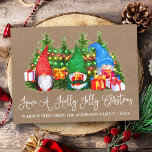 Leuke kalligrafie Holly Jolly Kraft Kerstkabouters Briefkaart<br><div class="desc">Modern Fun Calligraphy Script Have a Holly Jolly Christmas Waterverf Gnomes Kraft Briefkaart with Pine Trees. Familienaam en Jaar - kleurrijke string lichten</div>