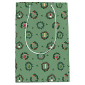 Leuke kerstkransen op groen medium cadeauzakje (Voorkant)