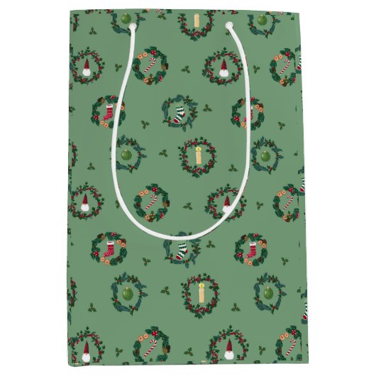 Leuke kerstkransen op groen medium cadeauzakje (Voorkant)