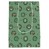 Leuke kerstkransen op groen medium cadeauzakje (Achterkant)