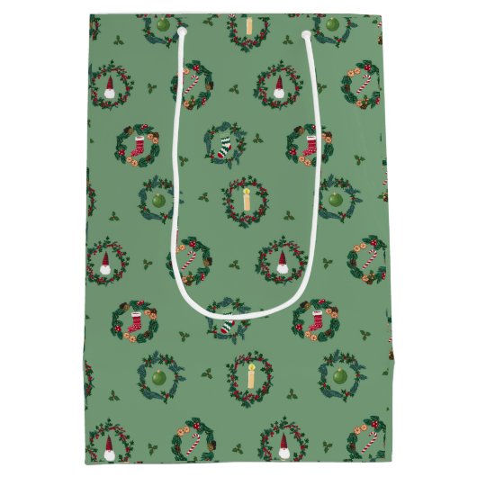 Leuke kerstkransen op groen medium cadeauzakje (Achterkant)