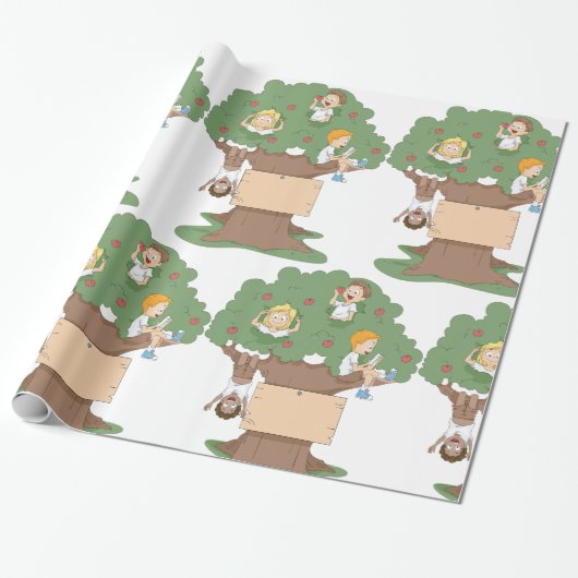 Leuke Kinder spelen in Apple Tree Cadeaupapier (Uitgerold)