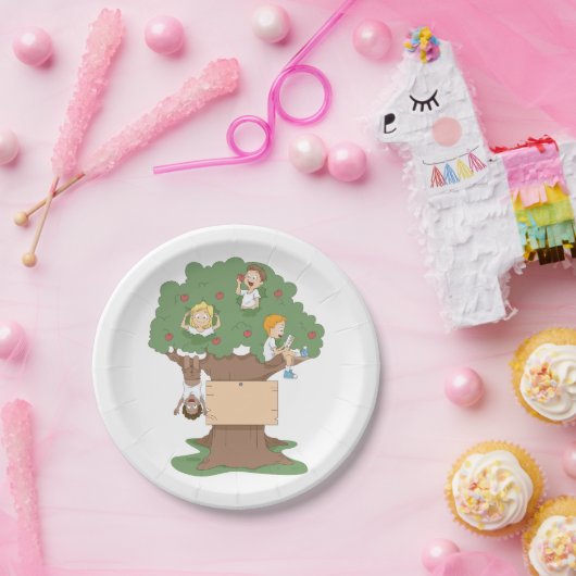 Leuke Kinder spelen in Apple Tree Papieren Bordje (Feest)
