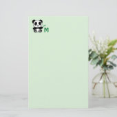 Leuke kleine panda met een bamboe monogram groen briefpapier (Staand voorkant)