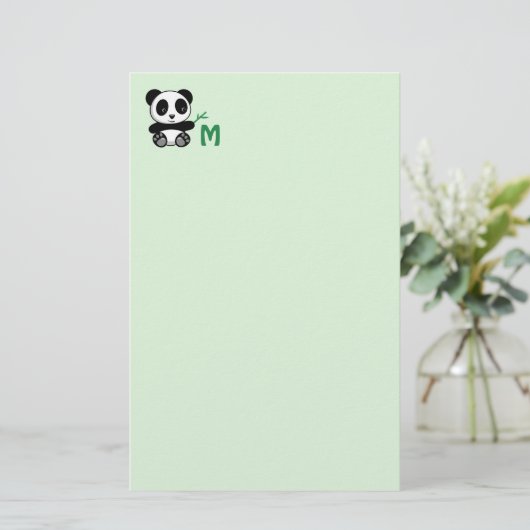 Leuke kleine panda met een bamboe monogram groen briefpapier (Staand voorkant)