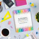 Leuke kleurpotloden & sterren leraar curriculum planner<br><div class="desc">Leuke en kleurrijke schoolleraar curriculum planner gepersonaliseerd met de naam van de leraar tussen rijen gekleurde potloden, sommige met patronen, in zachte regenboogkleuren. Kleuterleraar curriculum planner met kleurrijke sterren, en potloden in zachte tinten van de regenboog, met een aantal patronen zoals strepen, stippen en sterren. Plan je herfst- en voorjaarssemester...</div>