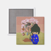 Leuke kokeshi pop met kersenbloesem boom magneet (Voorkant / Achterkant)
