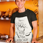 Leuke koning van de keuken gepersonaliseerd schort<br><div class="desc">Maak koken en barbecueën een koninklijke affaire met deze gepersonaliseerde King of The Kitchen Schort. Dit leuke schort ziet er niet alleen geweldig uit, het is ook praktisch, comfortabel en duurzaam - perfect voor die lange uren doorgebracht op de grill! Perfect voor speciale gelegenheden, het schort wordt geleverd in een...</div>