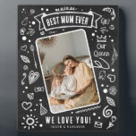 Leuke krijtbord doedel foto beste mama ooit fotoplaat<br><div class="desc">Leuke moderne schoolbord doodle foto 'Beste Mama Ooit' Keepsake Plaque. Design beschikt over een rustieke krijtbordachtergrond versierd met grappige witte krijt doodles. Upload eenvoudig uw favoriete afbeelding en pas de sjabloon aan met uw eigen gegevens.</div>