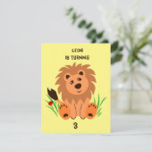 Leuke leeuw in het gras met lieveheersbeestje, kin kaart (Staand voorkant)