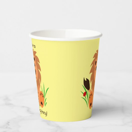 Leuke leeuw in het gras met lieveheersbeestje, kin papieren bekers (Links)