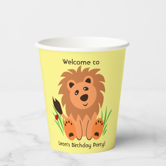 Leuke leeuw in het gras met lieveheersbeestje, kin papieren bekers (Voorkant)