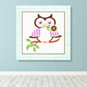 Leuke lente uil op een tak gewikkeld canvas print (Insitu (Houten vloer))