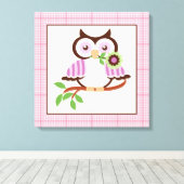 Leuke lente uil op een tak gewikkeld canvas print (Insitu (Houten vloer))