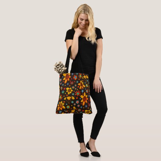 Leuke Leuke Daisies Initiaal Inspirivity Canvas ta Tote Bag (Op model)