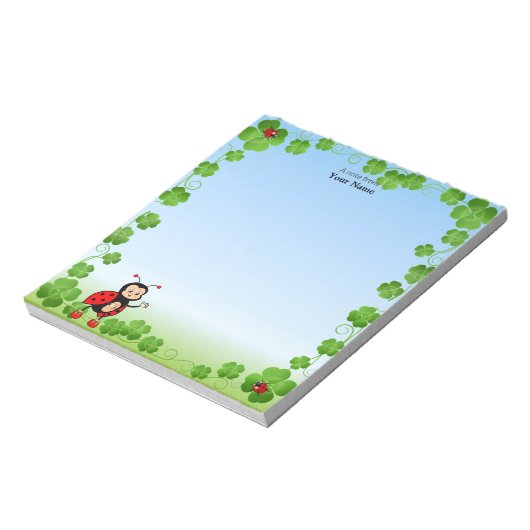 Leuke lieveheersbeestje op lichtblauw notitieblok (Linkerzijde)