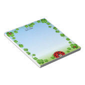 Leuke lieveheersbeestje op lichtblauw notitieblok (Schuin)