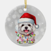 Leuke Maltese hond verpakt in kerstverlichting Keramisch Ornament (Voorkant)
