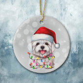 Leuke Maltese hond verpakt in kerstverlichting Keramisch Ornament