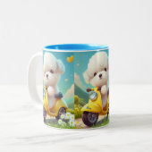 Leuke Maltese puppy hond gele scooter gepersonalis Tweekleurige Koffiemok (Voorkant links)