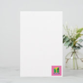 Leuke merel gluren uit een geschenkdoos briefpapier (Staand voorkant)