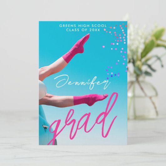 Leuke Modern Hot Pink Typo College School Afstudee Aankondiging (Staand voorkant)