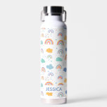 Leuke moderne regenbogen & wolken patroon geperson waterfles<br><div class="desc">Leuke en kleurrijke regenbogen en wolken herhalen patroon. Personalisatie optioneel,  als u alleen het patroon wilt,  klikt u op Aanpassen om de naam en het witte vak te verwijderen.</div>