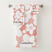 Leuke Moderne Retro Daisy Patroon Roze Naam Bad Handdoek (Insitu)