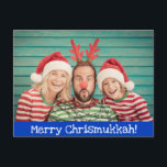 Leuke moderne vrolijke kerstmukkah foto blauw en w feestdagenkaart<br><div class="desc">Vier het vakantieseizoen met dit leuke en vrolijke briefkaart met je favoriete familiefoto (of maak een leuke alleen voor Christmukkahh dit jaar) op een blauwe achtergrond met witte tekst. Prettige feestdagen Alle tekst op deze kaart kan worden gepersonaliseerd, inclusief de Merry Chrismukkah op de voorkant en de achterkant. Zorg ervoor...</div>