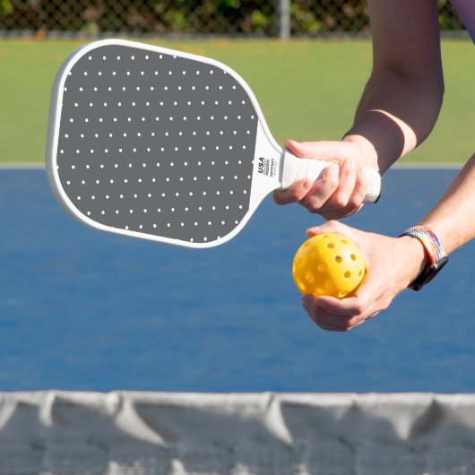 Leuke moderne witte stippen op medium grijs pickleball paddle (Insitu)