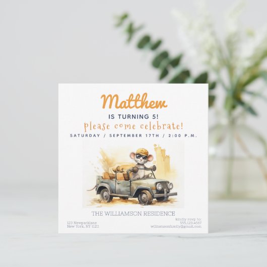 Leuke Muis in een Auto Kids Verjaardagsfeestuitnod Kaart (Staand voorkant)