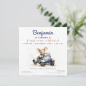 Leuke Muis in een Auto Kids Verjaardagsfeestuitnod Kaart (Staand voorkant)