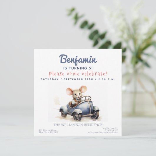Leuke Muis in een Auto Kids Verjaardagsfeestuitnod Kaart (Staand voorkant)