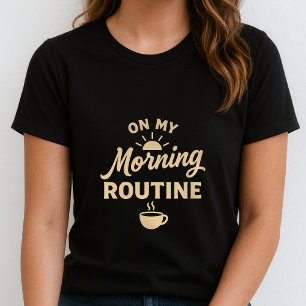 Leuke ochtendroutine tee; Cadeau voor koffieliefhe T-shirt