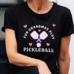 Leuke oma spelen Pickleball Grappig citaat T-shirt<br><div class="desc">Als je de oma bent die altijd leuke dingen wil doen en je speelt pickleball dan is dit t-shirt perfect voor jou! Het is ook een perfect idee van een kleinkind naar een leuke liefdevolle pickleball spelen oma.</div>