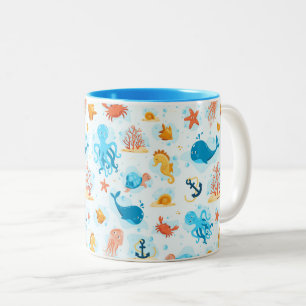 Leuke onderwaterwereld. Het leven in de oceaan. On Tweekleurige Koffiemok